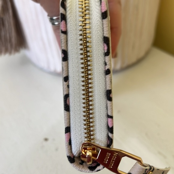 White Wallet with Monogram Pattern and Zipper Closure Inspired - Picture 5 of 6